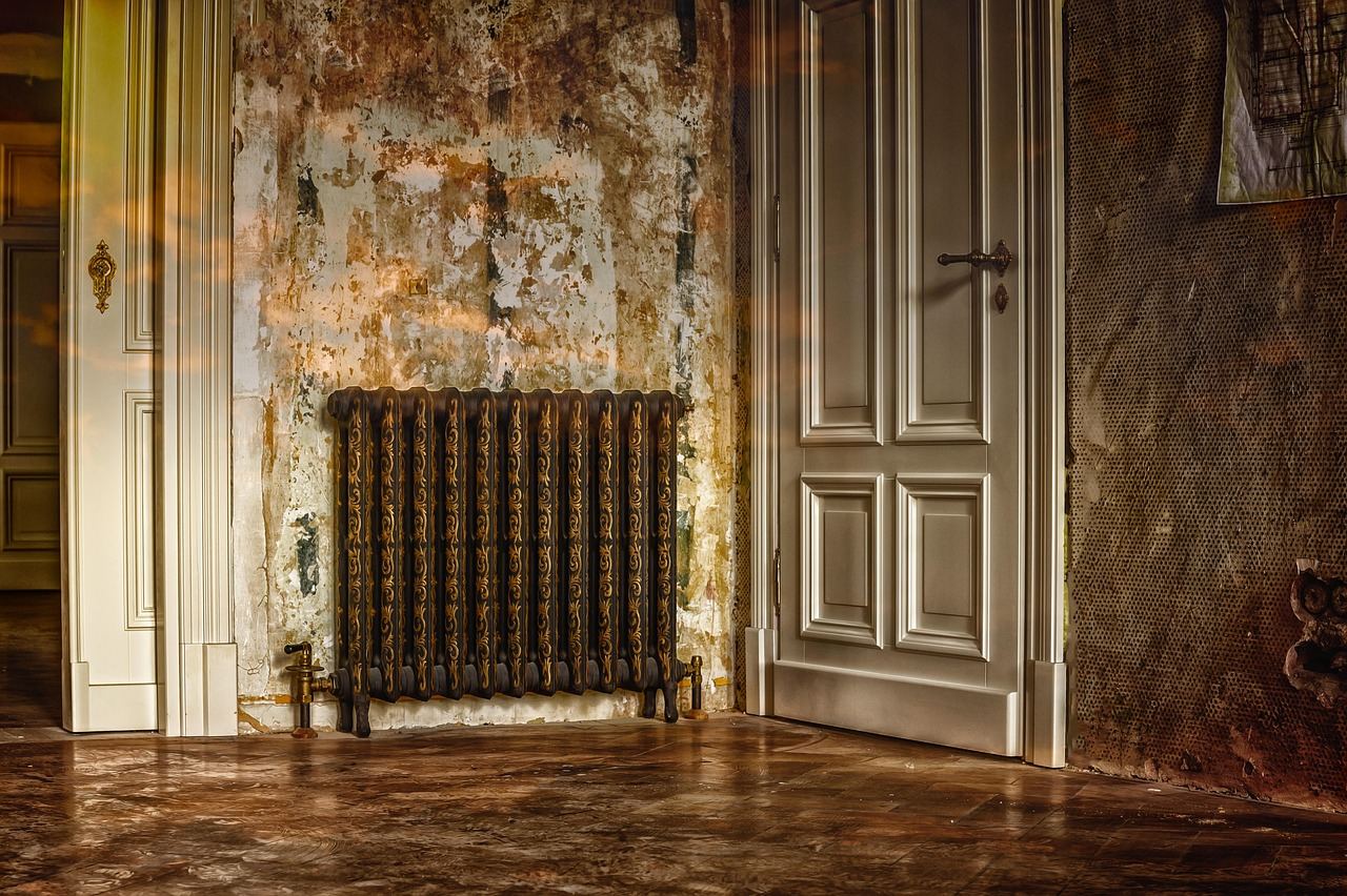 Radiateur en fonte ancien pose dans un couloir de maison