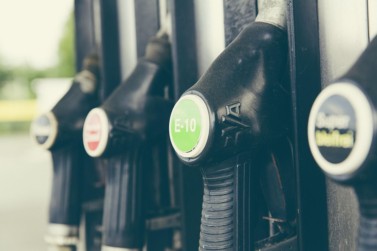 Rangee de pistolets de pompes a essence dans une station service