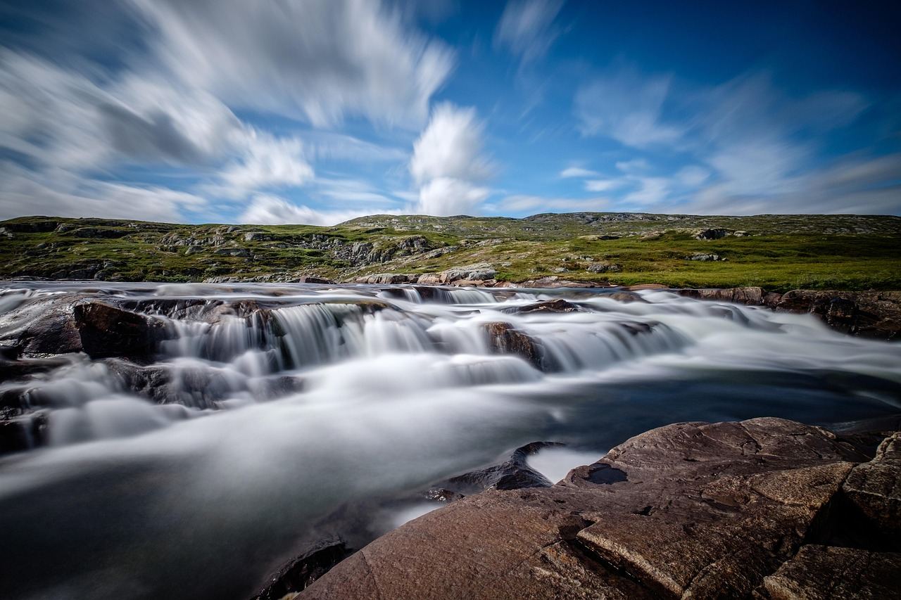 Riviere avec des petites cascades qui coule dans un paysage naturel