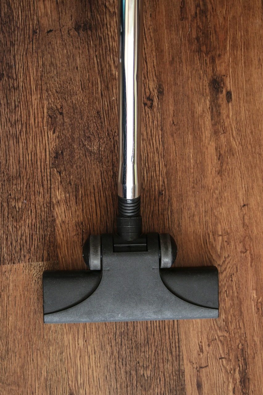 Aspirateur balai sans fil sur un parquet en bois