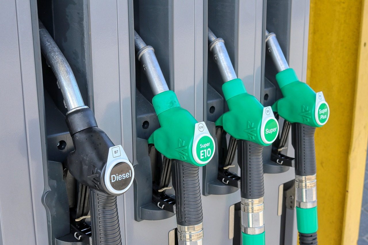 Rangée de pompes à carburant dans une station-service