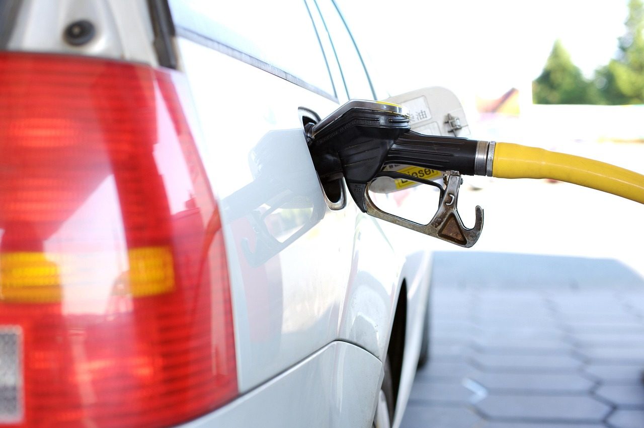 Automobiliste faisant le plein de carburant à la pompe