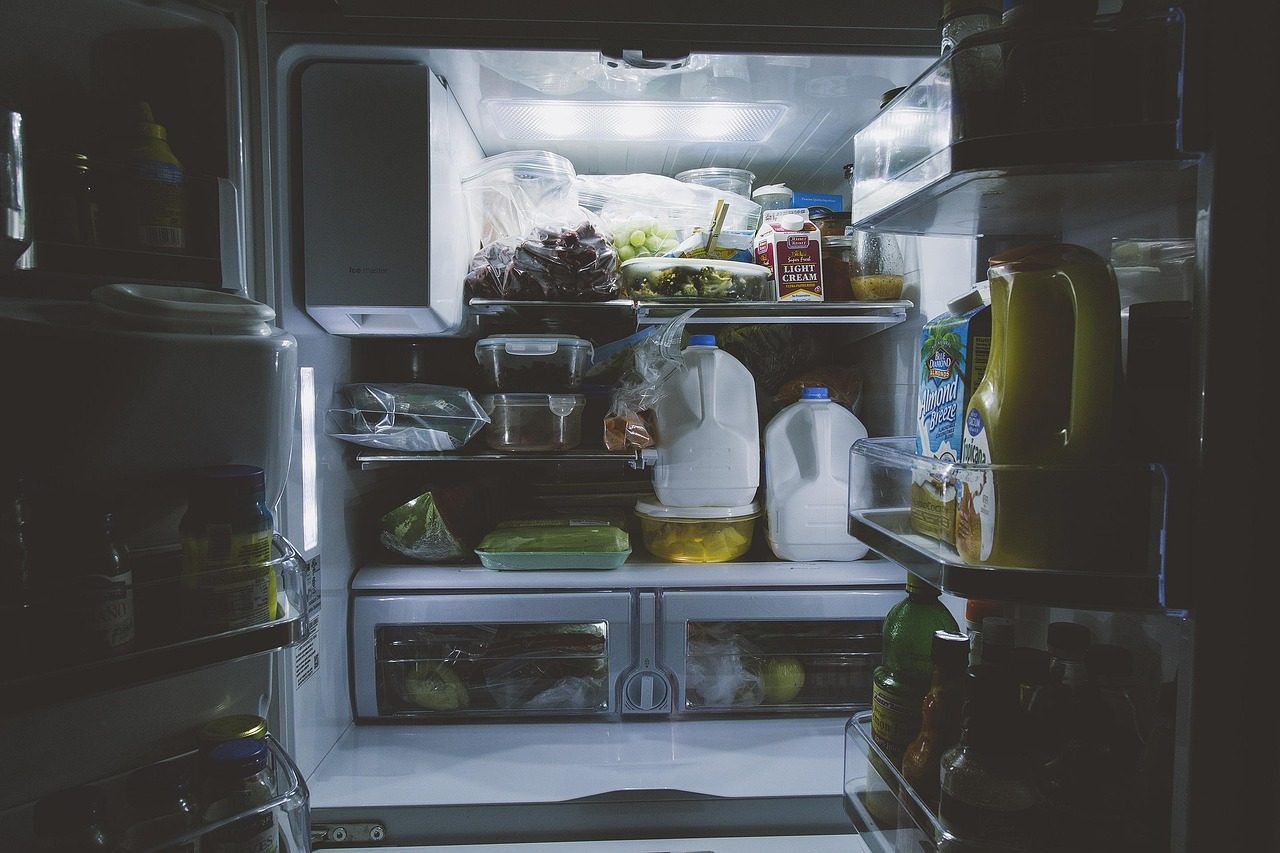 Réfrigérateur ouvert rempli d'aliments et de légumes frais