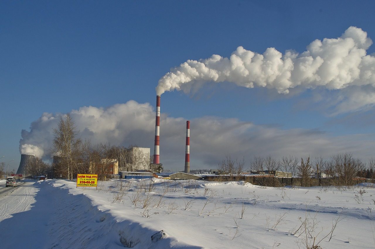 Cheminées industrielles rejetant de la vapeur en hiver