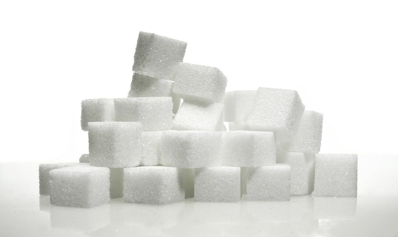 Morceaux de sucre blanc empilés
