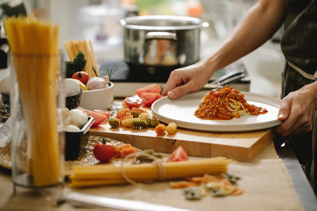 Préparation d'un plat de pâtes rapide en cuisine
