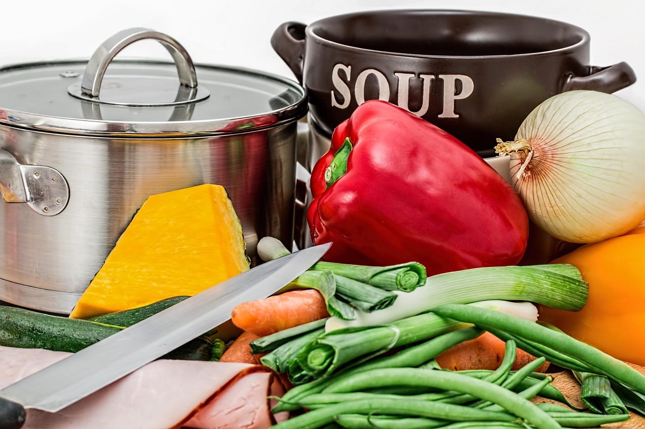 Casserole de soupe et légumes frais prêts à cuisiner pour une recette rapide