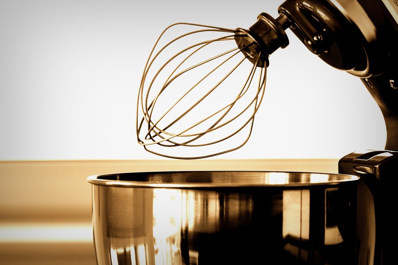 Robot de cuisine avec fouet métallique au-dessus d'un bol