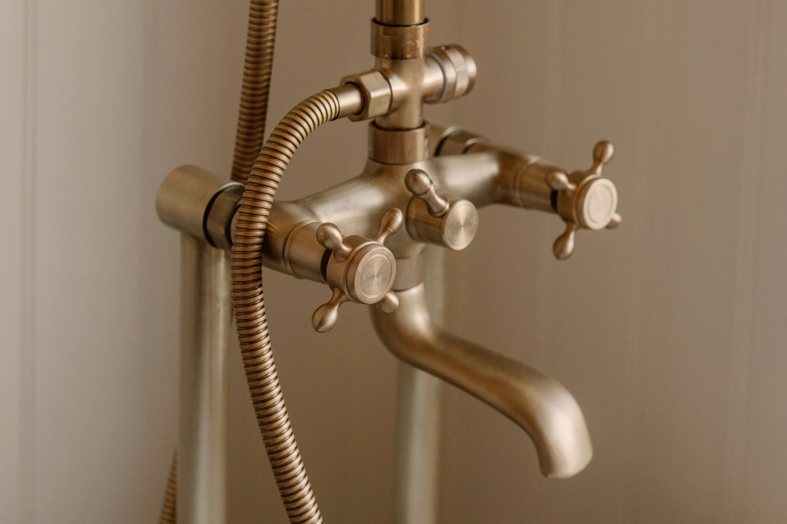 Astuces simples pour réduire l&rsquo;eau dans la salle de bain