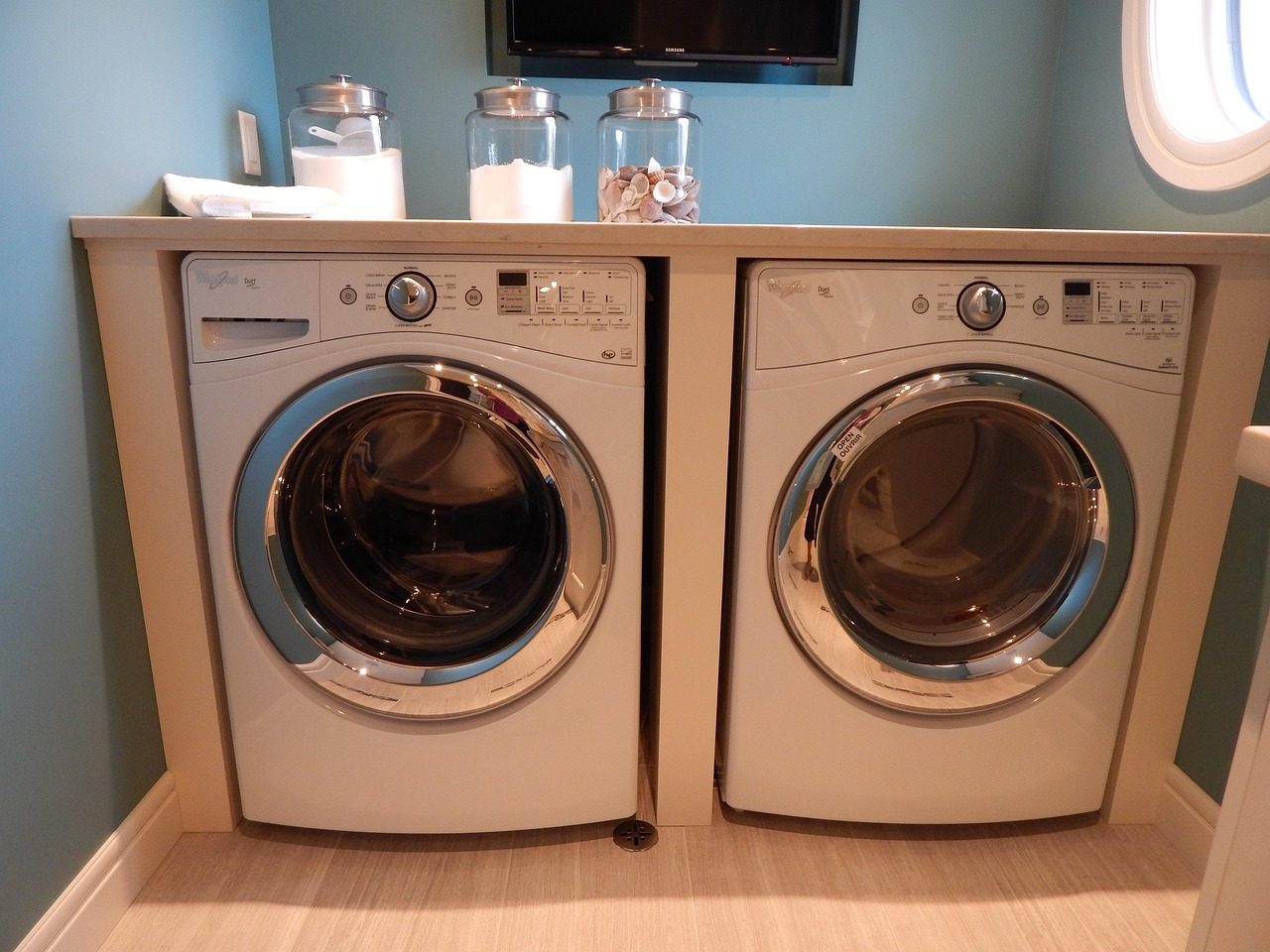 Lave-linge et sèche-linge hublot côte à côte