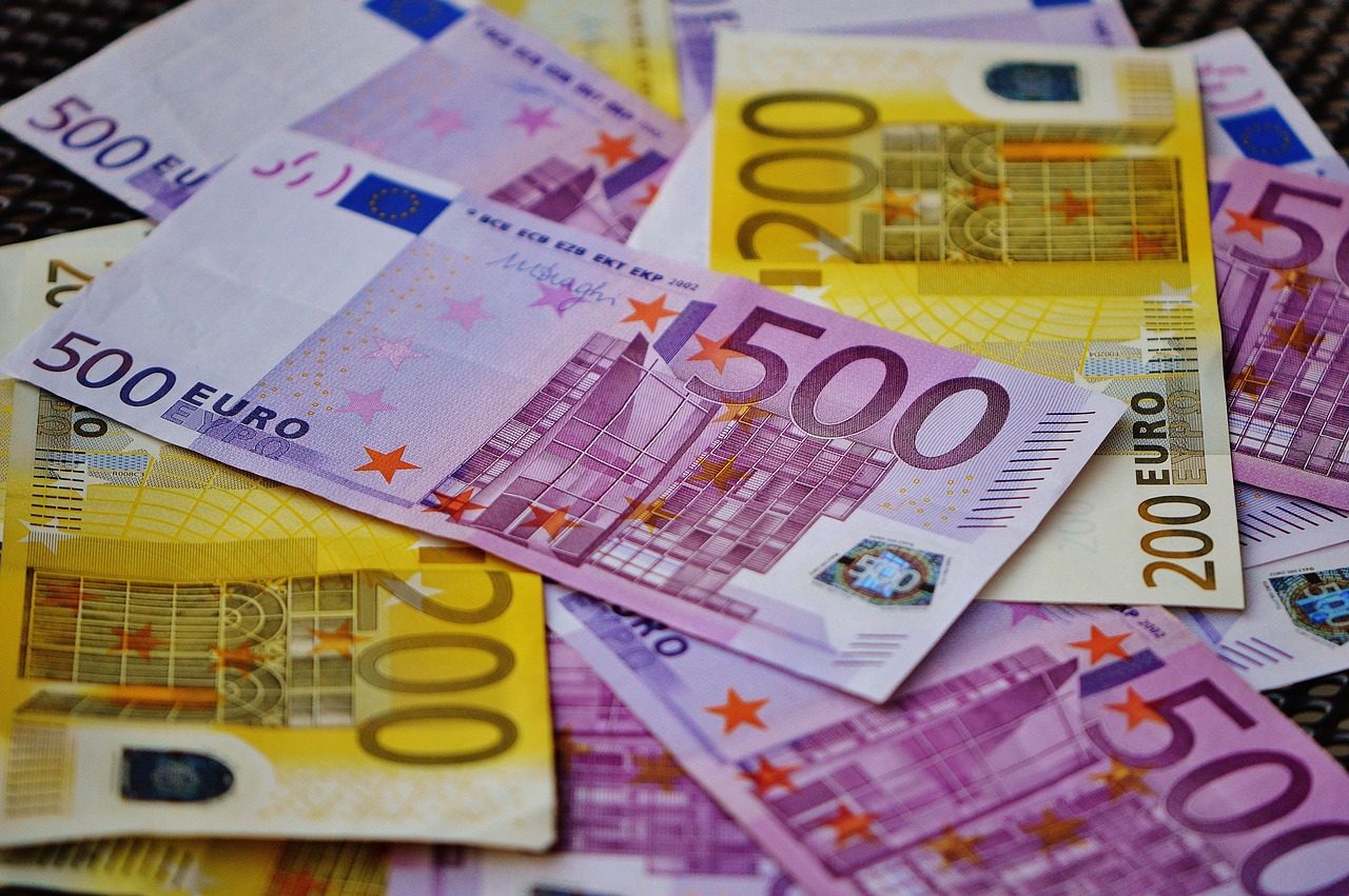 Billets de banque en euros étalés