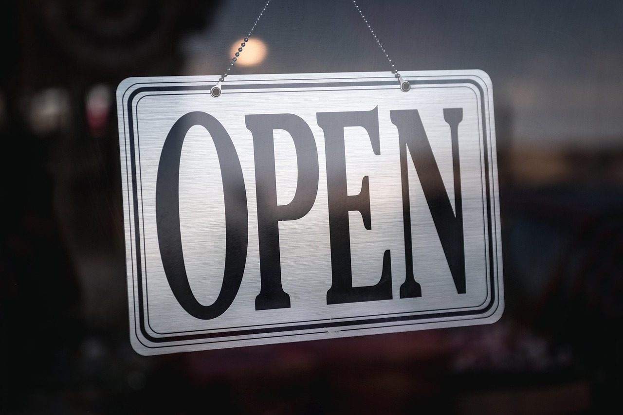Pancarte OPEN dans la vitrine d'un petit commerce