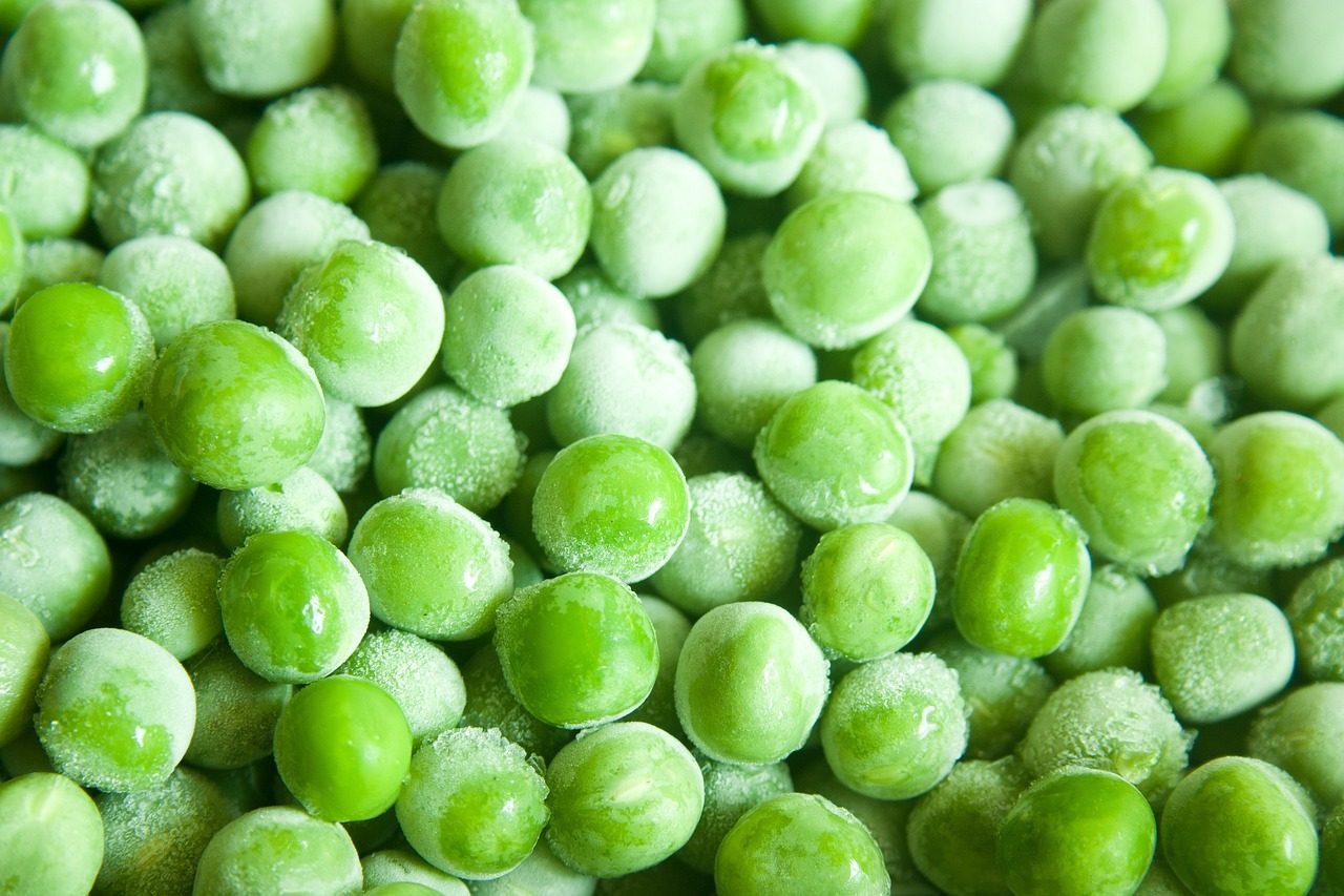 Petits pois surgelés couverts de givre