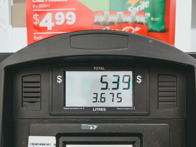 Comprendre l’impact de la décision gouvernementale sur les prix des carburants