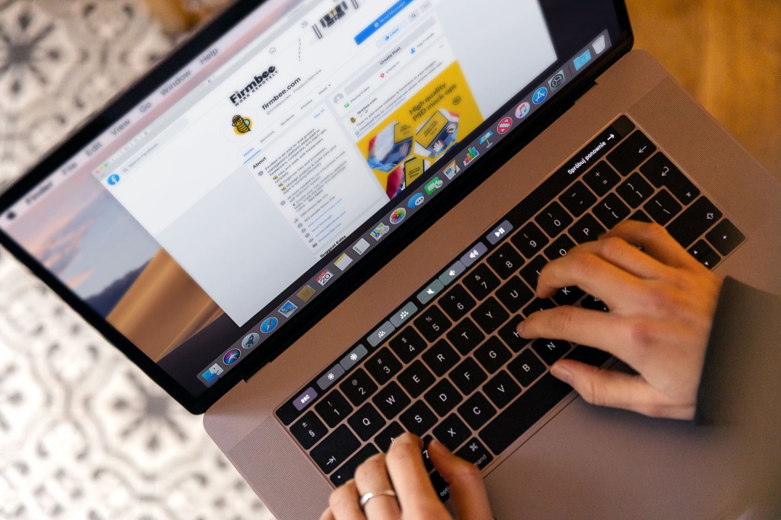Ordinateur portable ouvert sur une boîte de réception d'emails