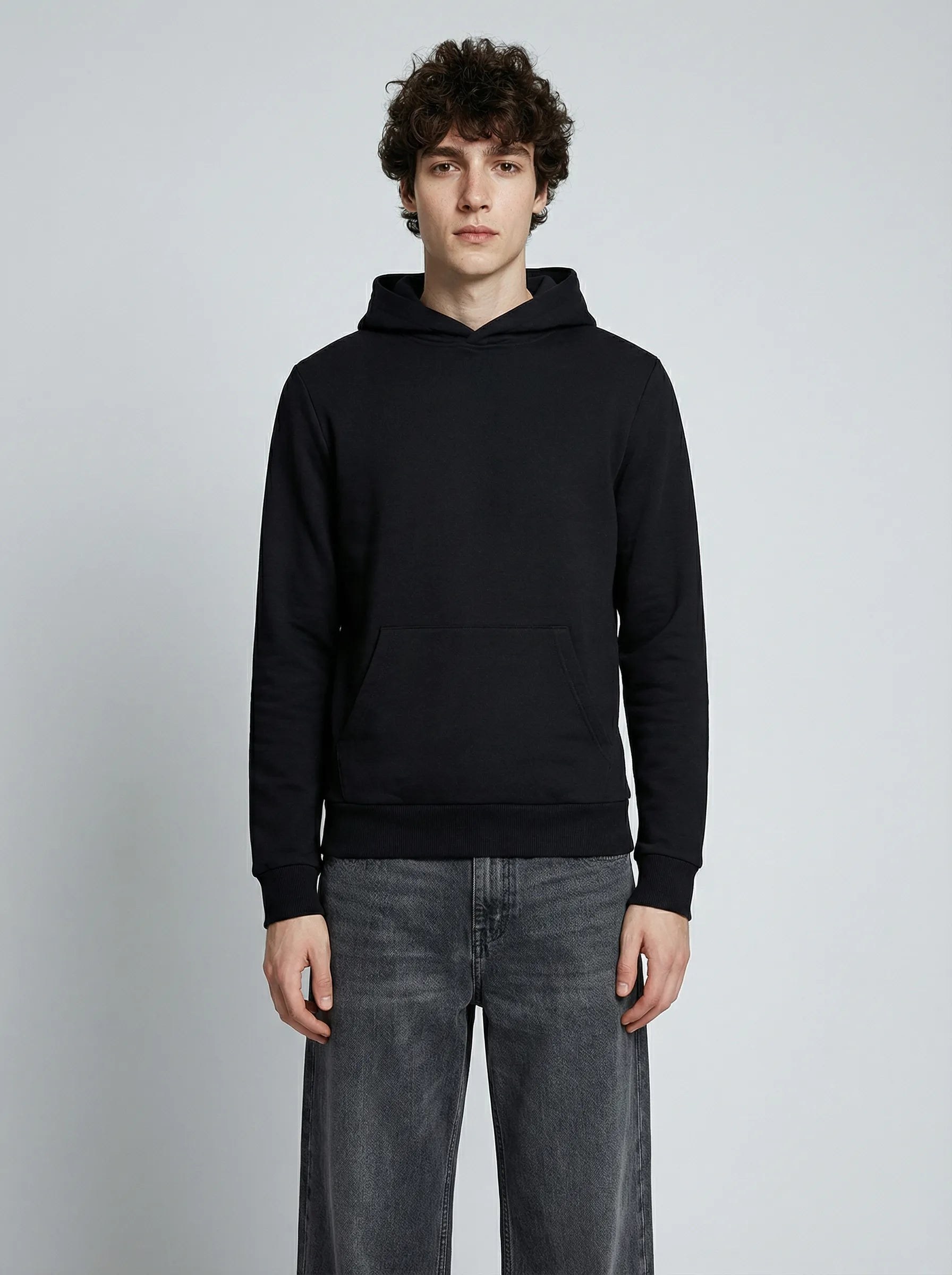 Homme portant un hoodie noir en coton biologique, fabriqué en France