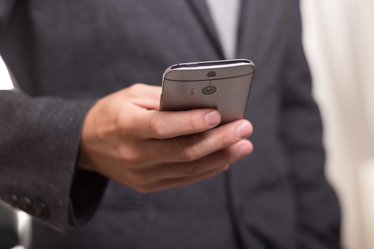 Personne qui compare des forfaits mobiles sur l'écran de son smartphone
