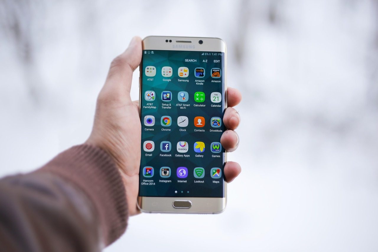 écran de smartphone affichant la connexion à une application de gestionnaire de mot de passe avec icône d'empreinte digitale