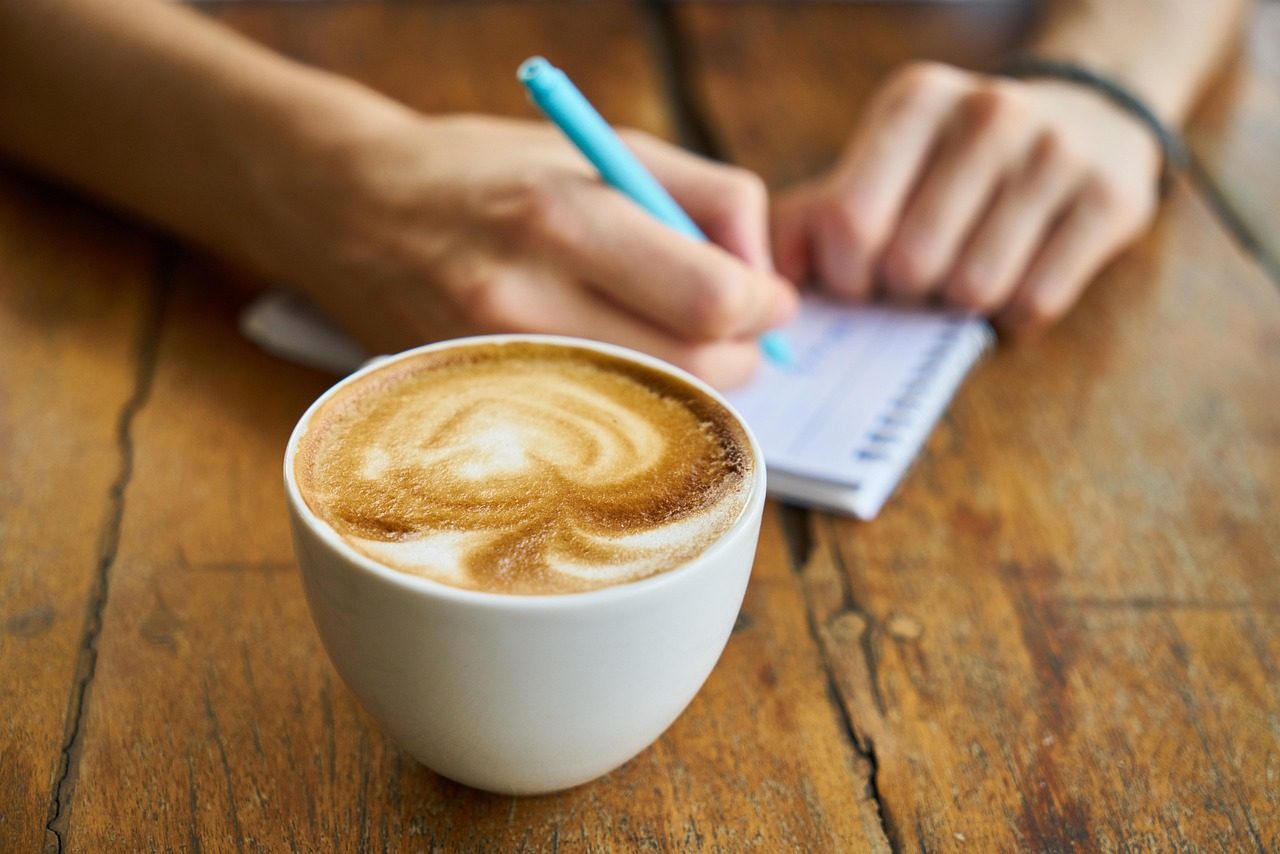 couple préparant un week-end avec une carte et un café sur la table, ambiance cosy à la maison