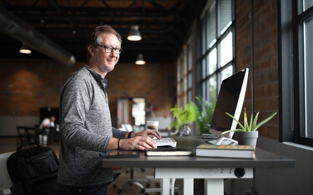 Mal de dos au bureau : pourquoi la posture ne suffit pas