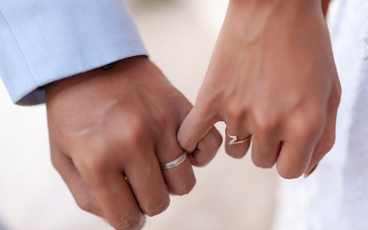 Mesurer sa taille de bague à la maison : méthode et équivalences FR/US/UK