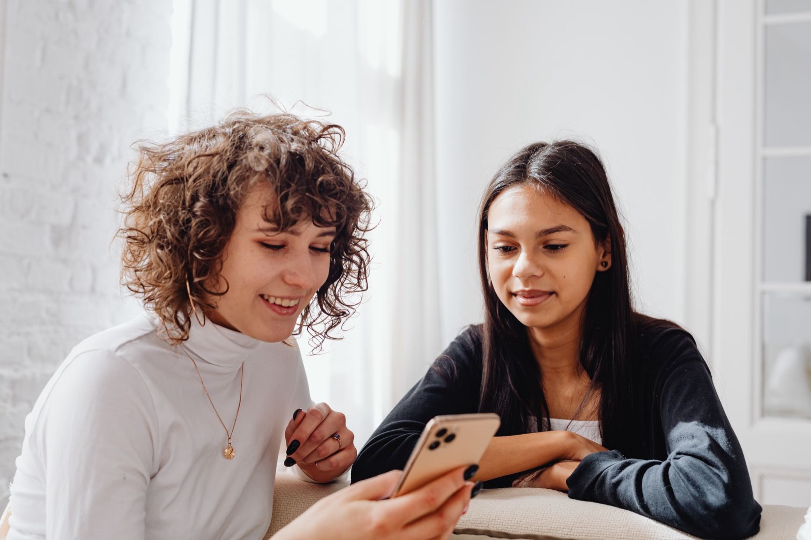 Amis consultant leurs pronostics de score sur un smartphone avant un match