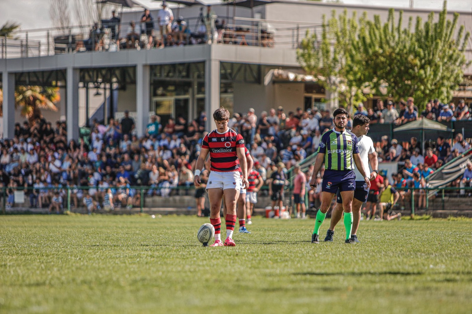 Tribunes pleines pendant un match de rugby dans un grand stade