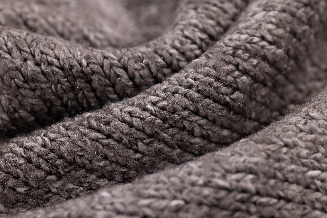 gros plan macro sur la maille d'un pull en laine couverte de petites bouloches
