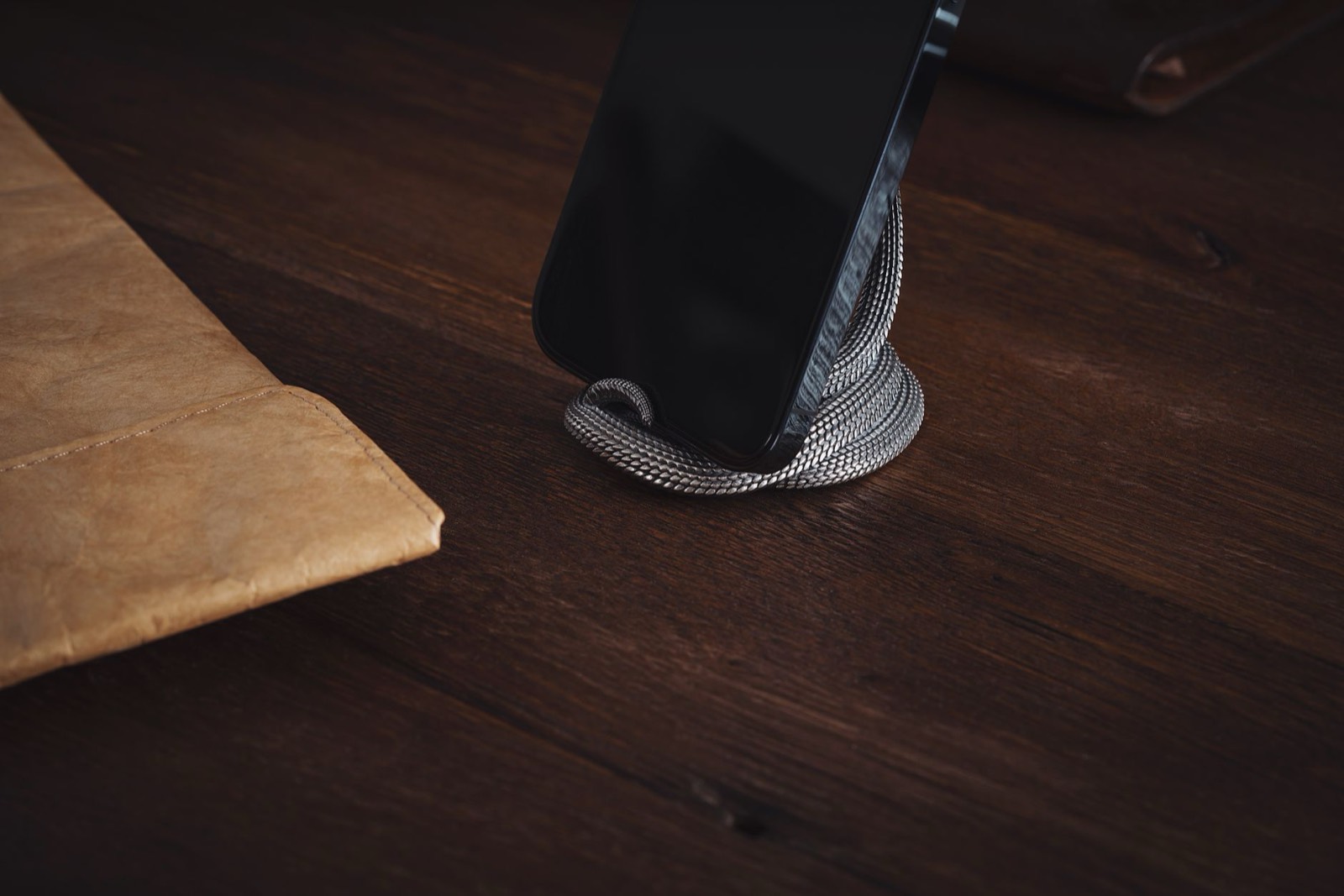 Support de téléphone personnalisé avec un logo imprimé posé sur un bureau