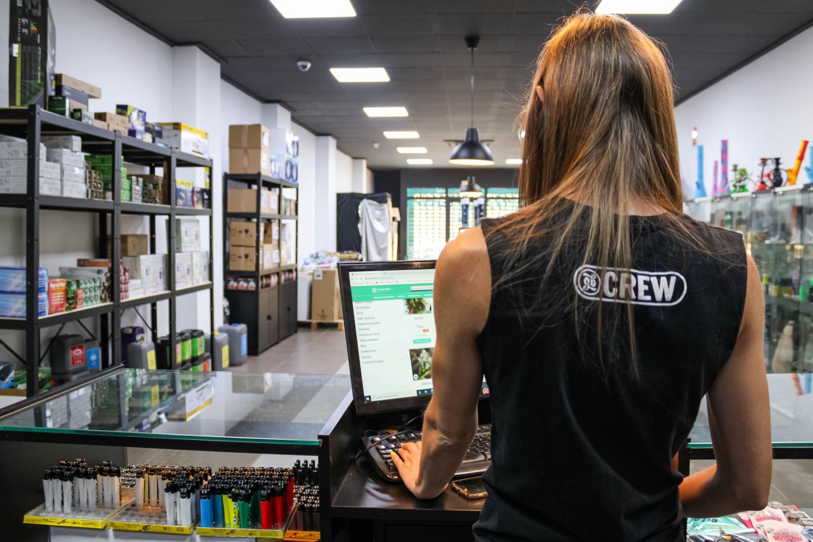 Comptoir d'accueil d'un stand de salon professionnel