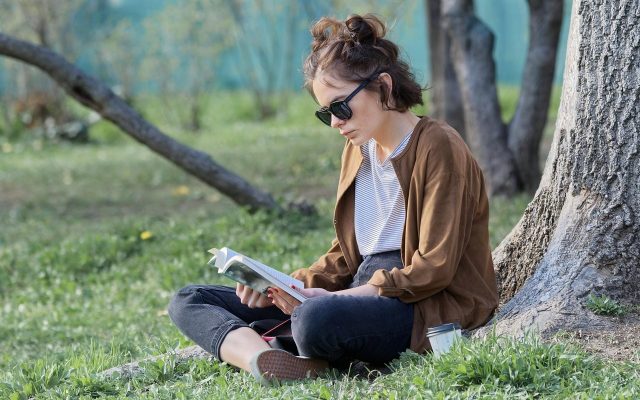 Tenue casual chic femme : le principe qui change tout