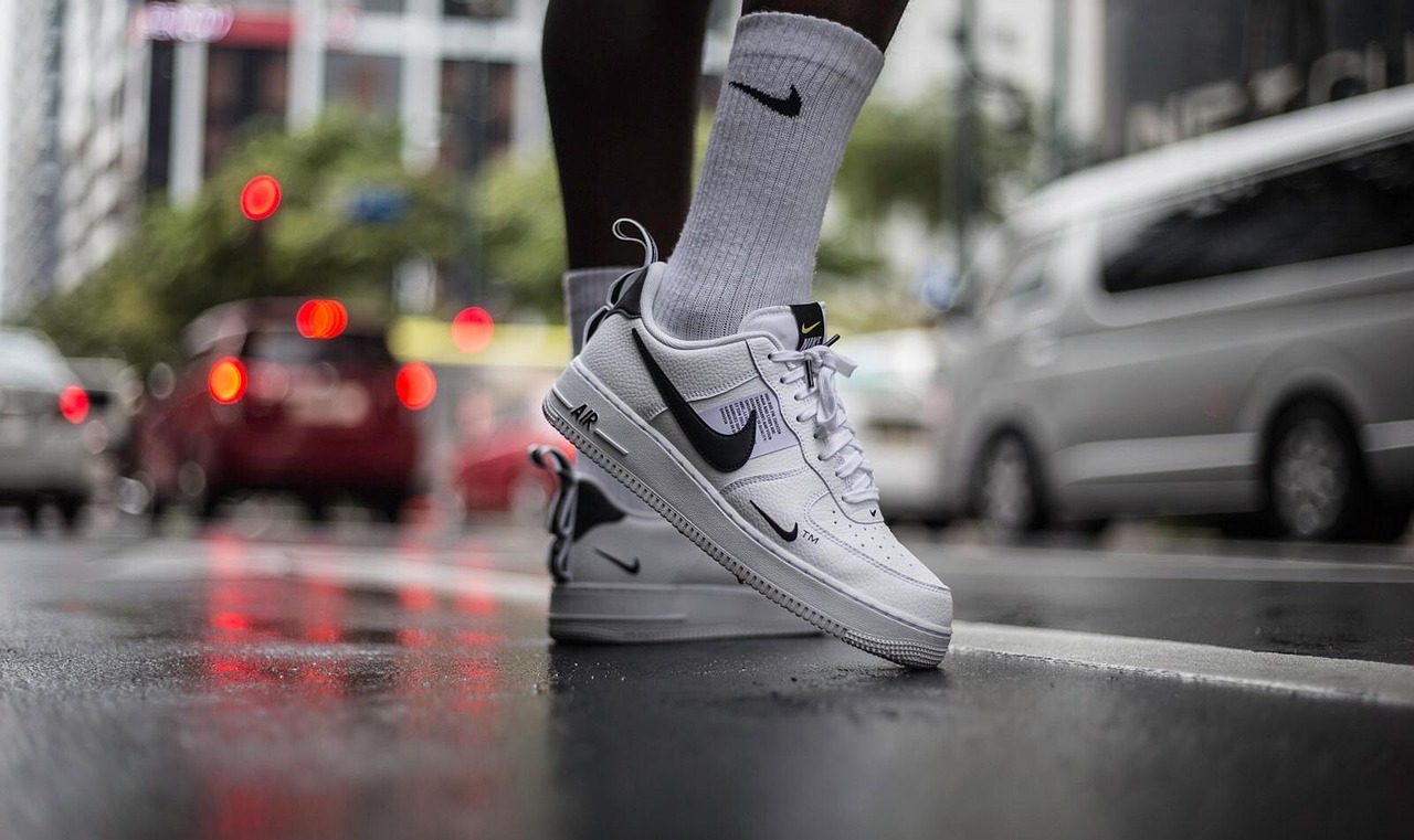 blazer structurant associé à un jean droit et des baskets blanches, illustration du contraste casual chic