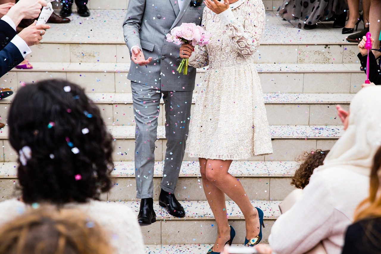costume complet bleu marine avec cravate pour un mariage religieux