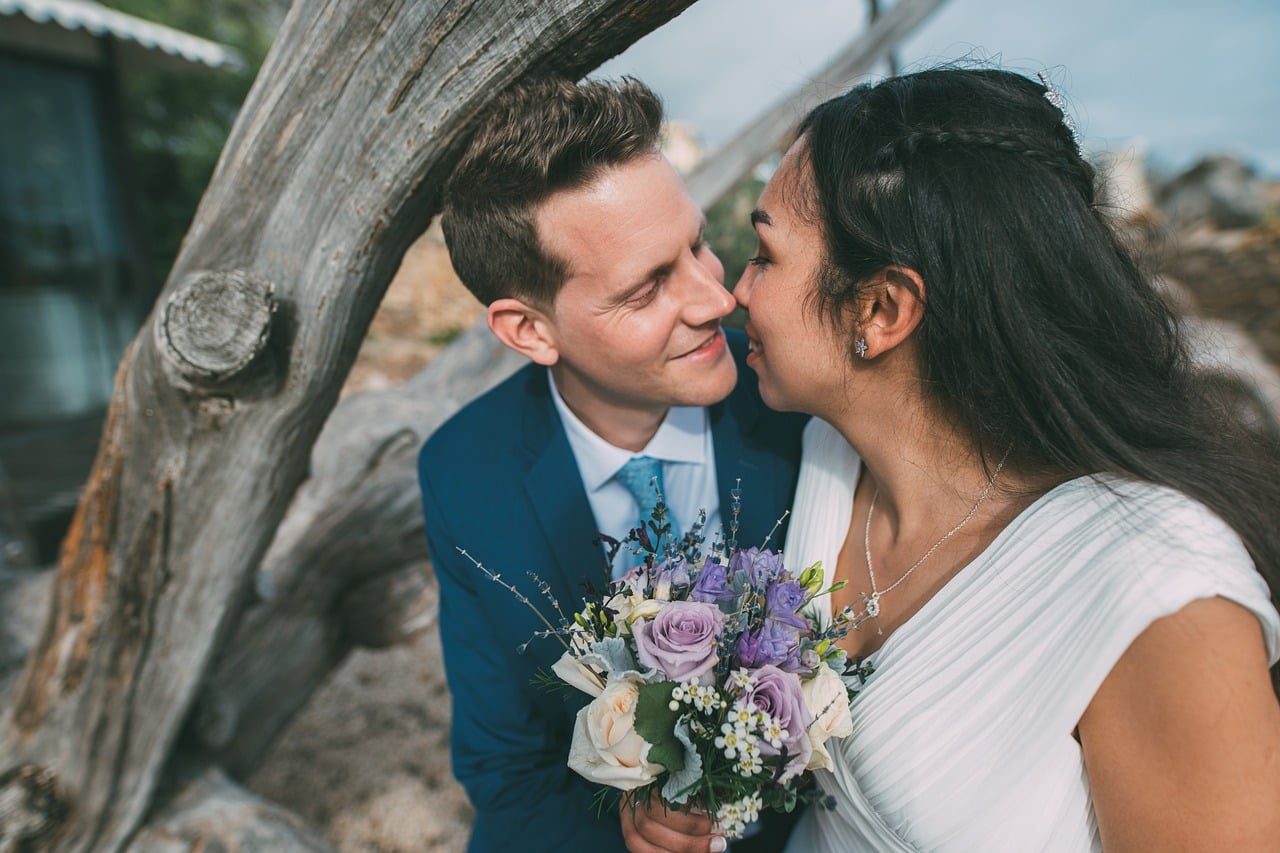 tenue champêtre en lin clair pour un mariage en extérieur